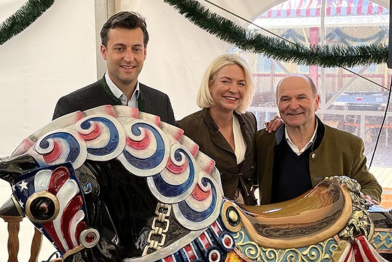 Sepp Krätz (re.) ist zusammen mit seiner Frau Tina Wirt im Hippodrom. Links Peter Cermal, Geschätsführer Spaten-Löwenbräu GmbH (©Foto. Martin Schmitz)